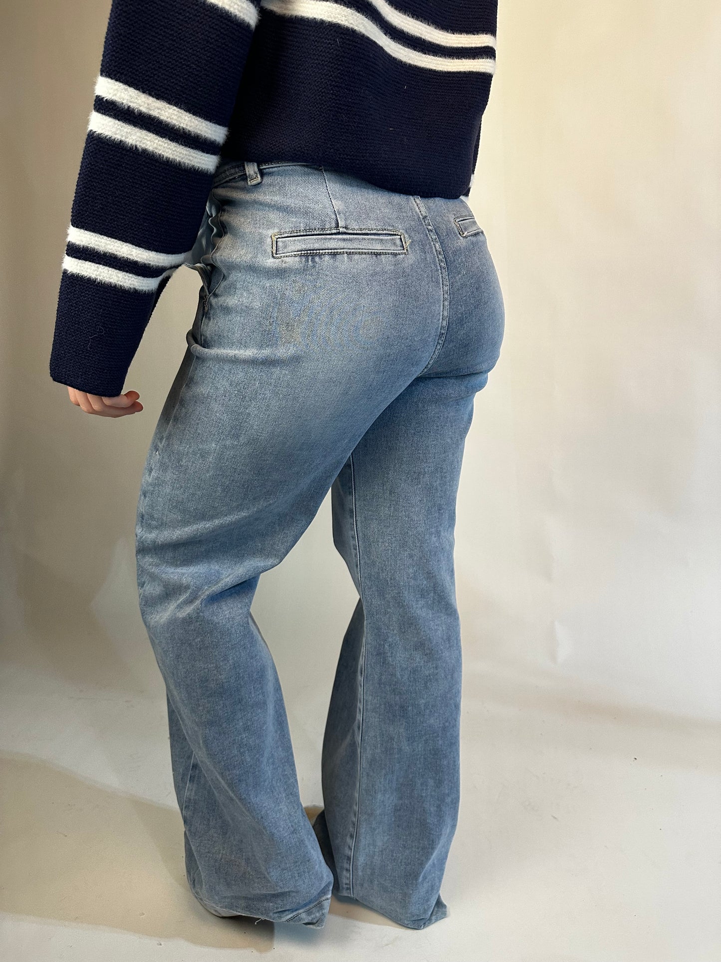 Axel High-Rise Wide Jeans (Light Wash)